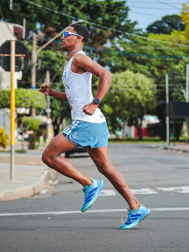 Kauê de Souza em ritmo de prova na 2ª Big Run, de regata branca e short azul, no asfalto de Mogi Guaçu