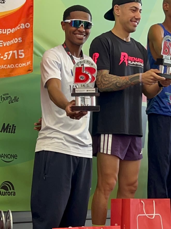 Kauê de Souza no pódio da 2ª Big Run, com o troféu dos 5 km na mão