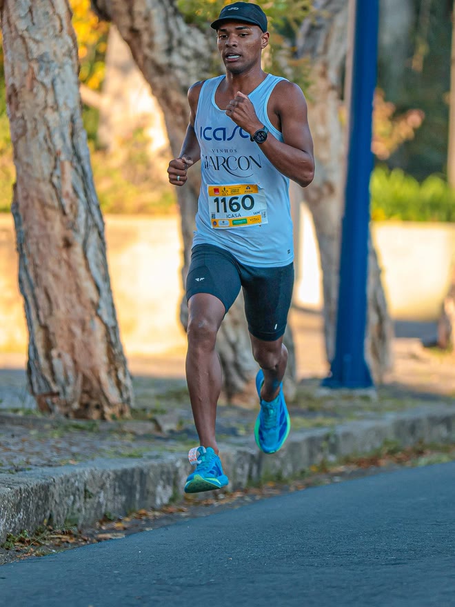 Kauê de Souza correndo na Corrida do Bombeiro, em Poços de Caldas