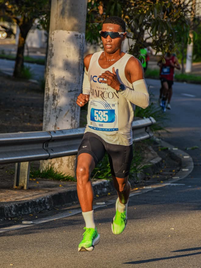 Kauê de Souza correndo de frente para a câmera na 41ª Corrida Integração, com o número de peito 535 da elite dos 10 km