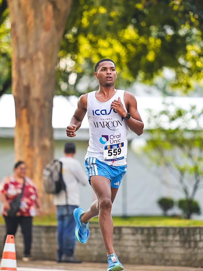 Kauê de Souza em ritmo de prova na 1ª Corrida Supermercados Serra Azul, de regata ICASA e peito 559