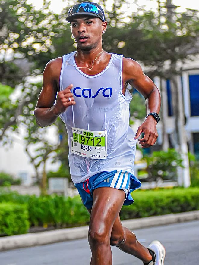 Kauê de Souza em ritmo de prova na Maratona Internacional de São Paulo, de regata ICASA e peito 9712