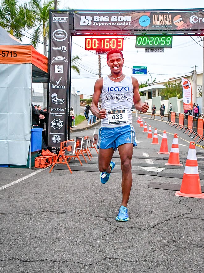 Kauê de Souza cruzando a linha de chegada da 3ª Meia Maratona da UNIFAE