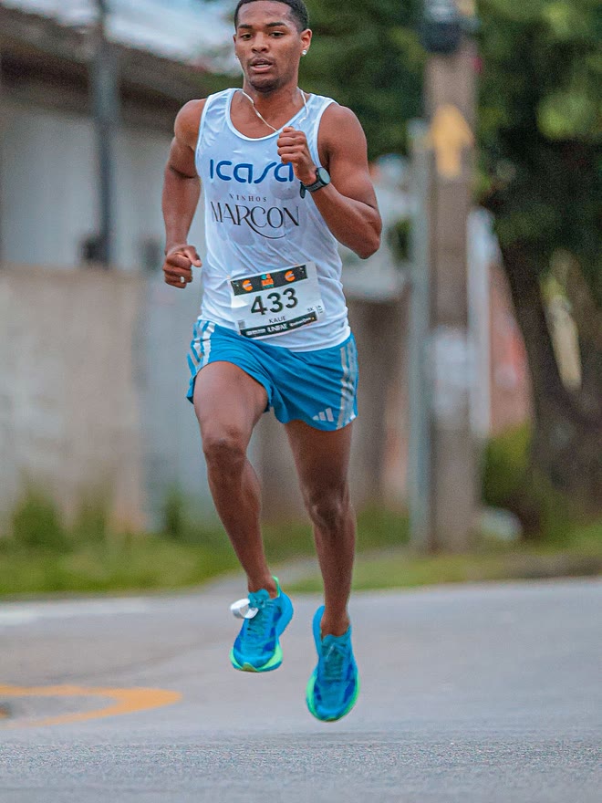 Kauê de Souza correndo na 3ª Meia Maratona da UNIFAE