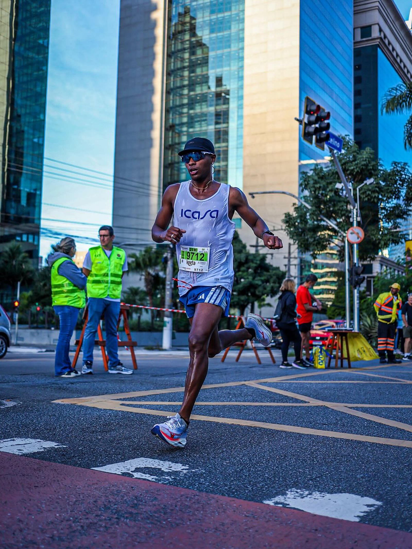 Kauê de Souza correndo a Maratona Internacional de São Paulo, número de peito 9712